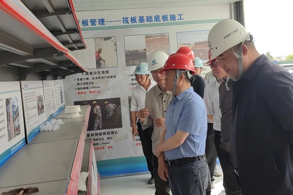 1752562670554811.jpg 南京市六合區(qū)人大常委會副主任、龍袍新城常務(wù)副指揮長薛其松到南京龍袍項目檢查指導(dǎo)工作.jpg